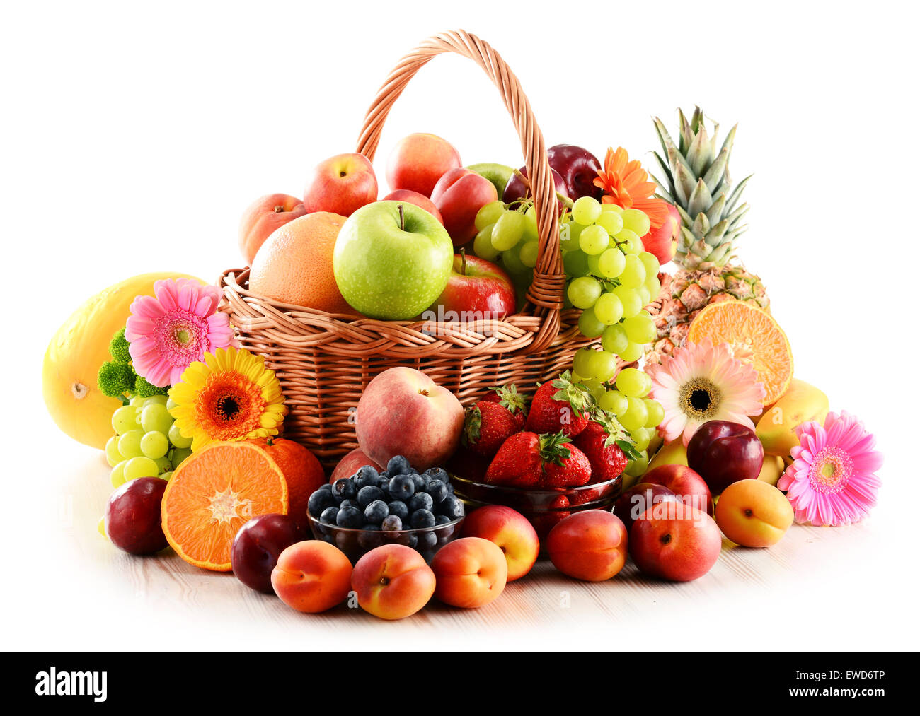 Komposition mit verschiedenen Früchten isoliert auf weißem Hintergrund Stockfoto
