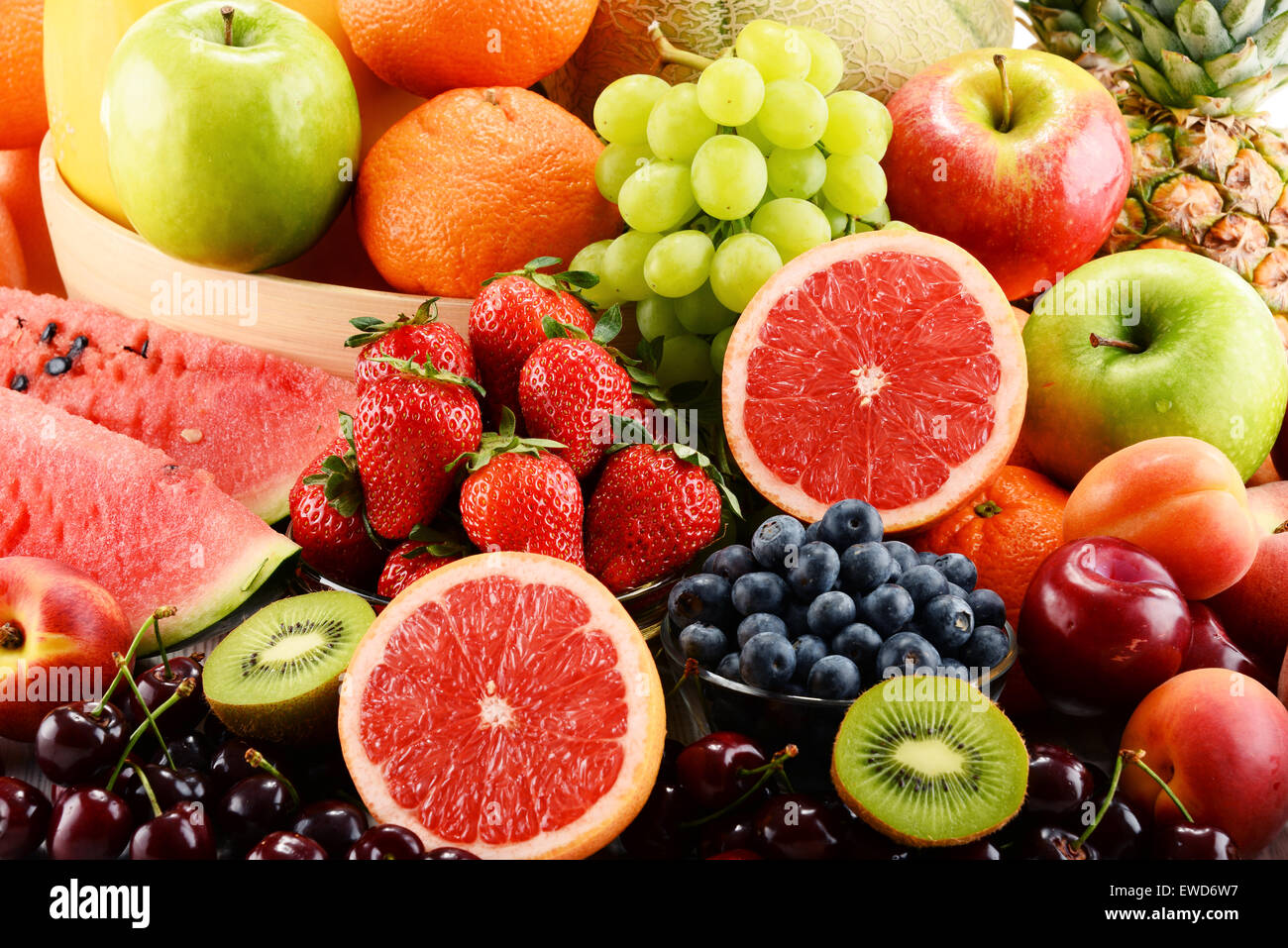 Komposition mit verschiedenen Früchten. Stockfoto