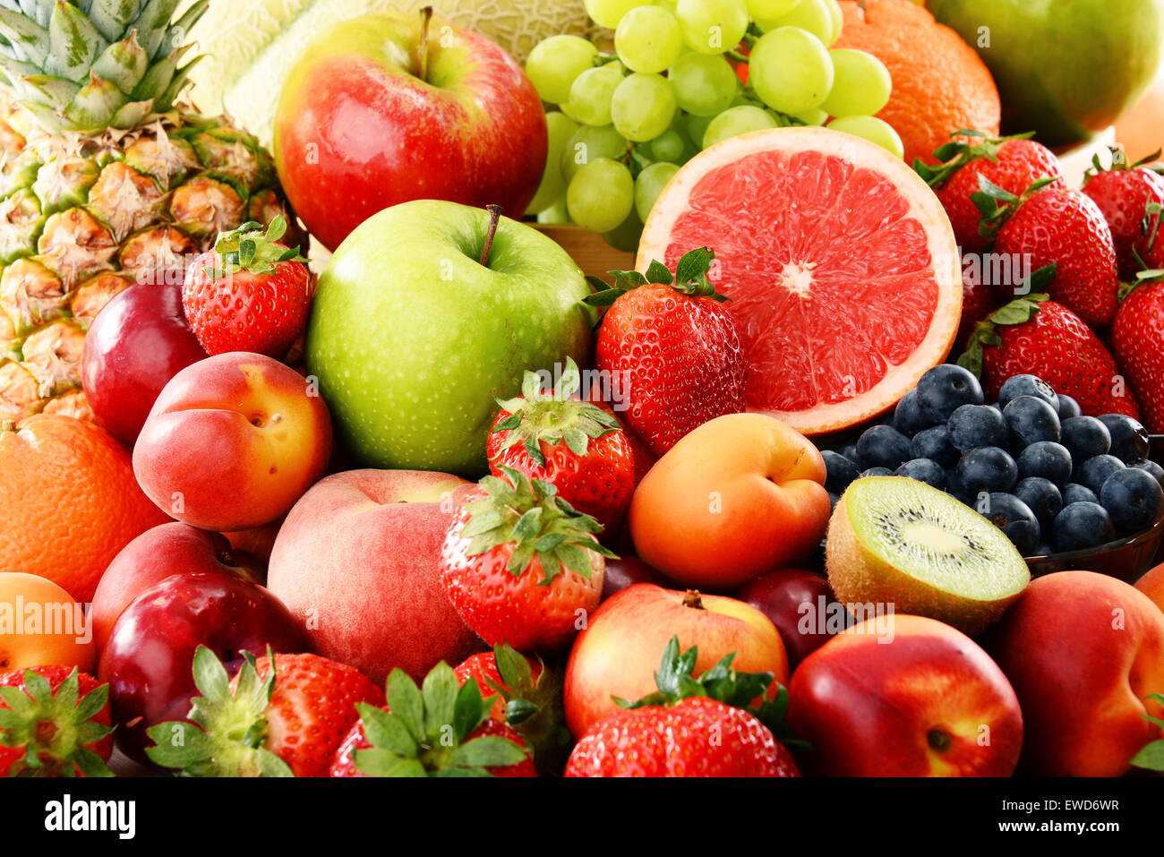 Komposition mit verschiedenen Früchten. Stockfoto