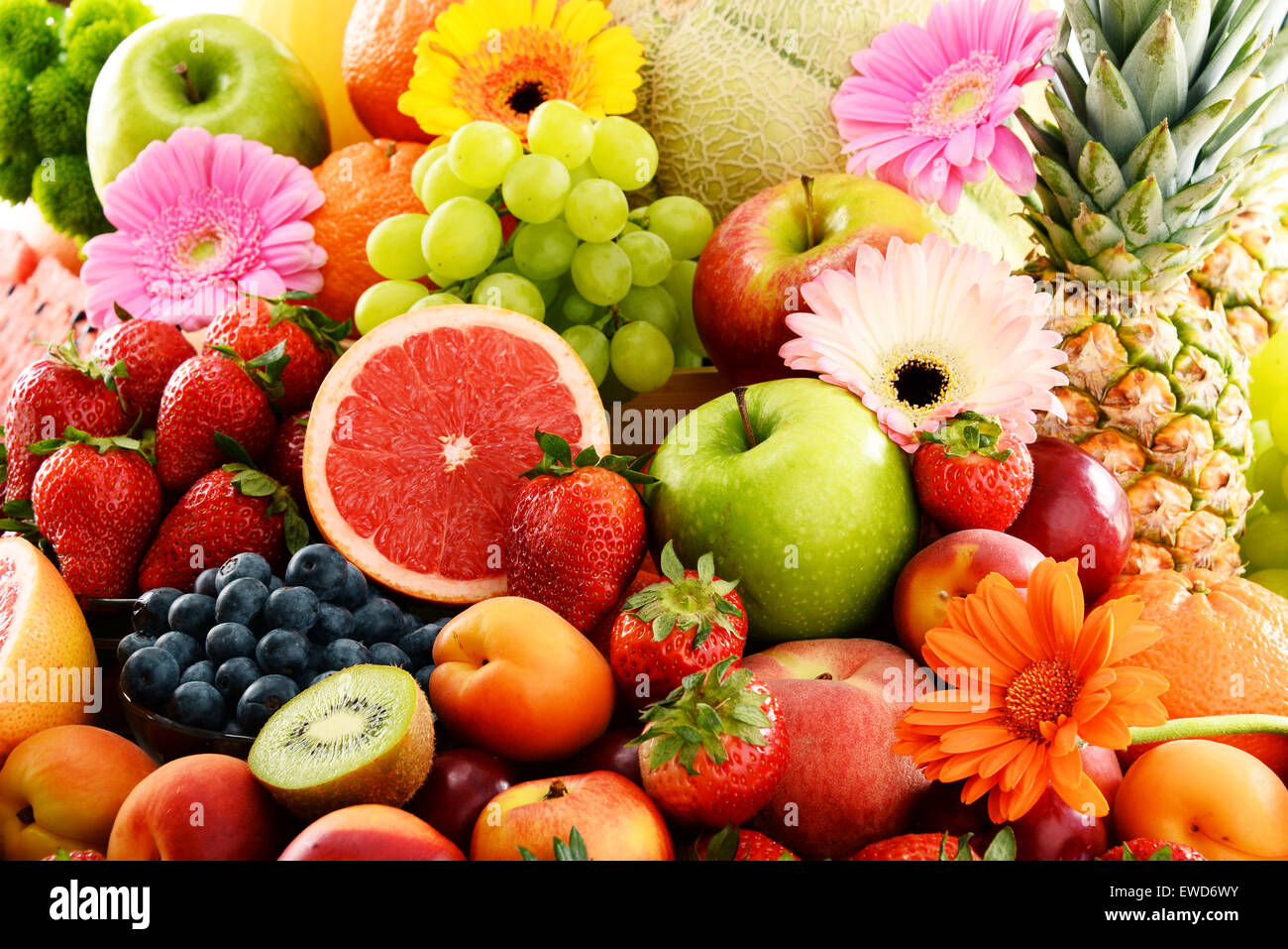 Komposition mit verschiedenen Früchten. Stockfoto