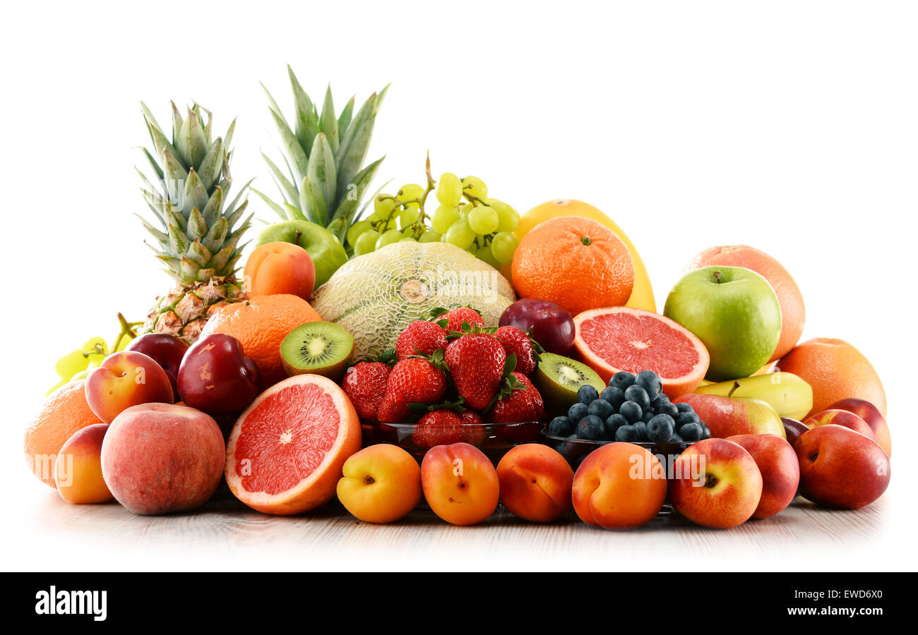 Komposition mit verschiedenen Früchten isoliert auf weißem Hintergrund Stockfoto