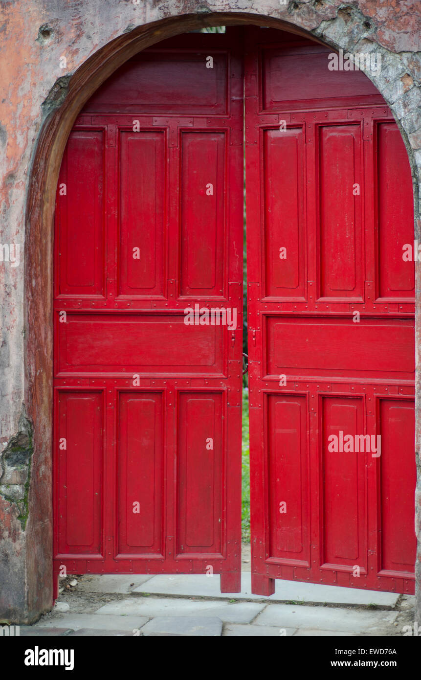 Große rote Doppeltüren Stockfoto