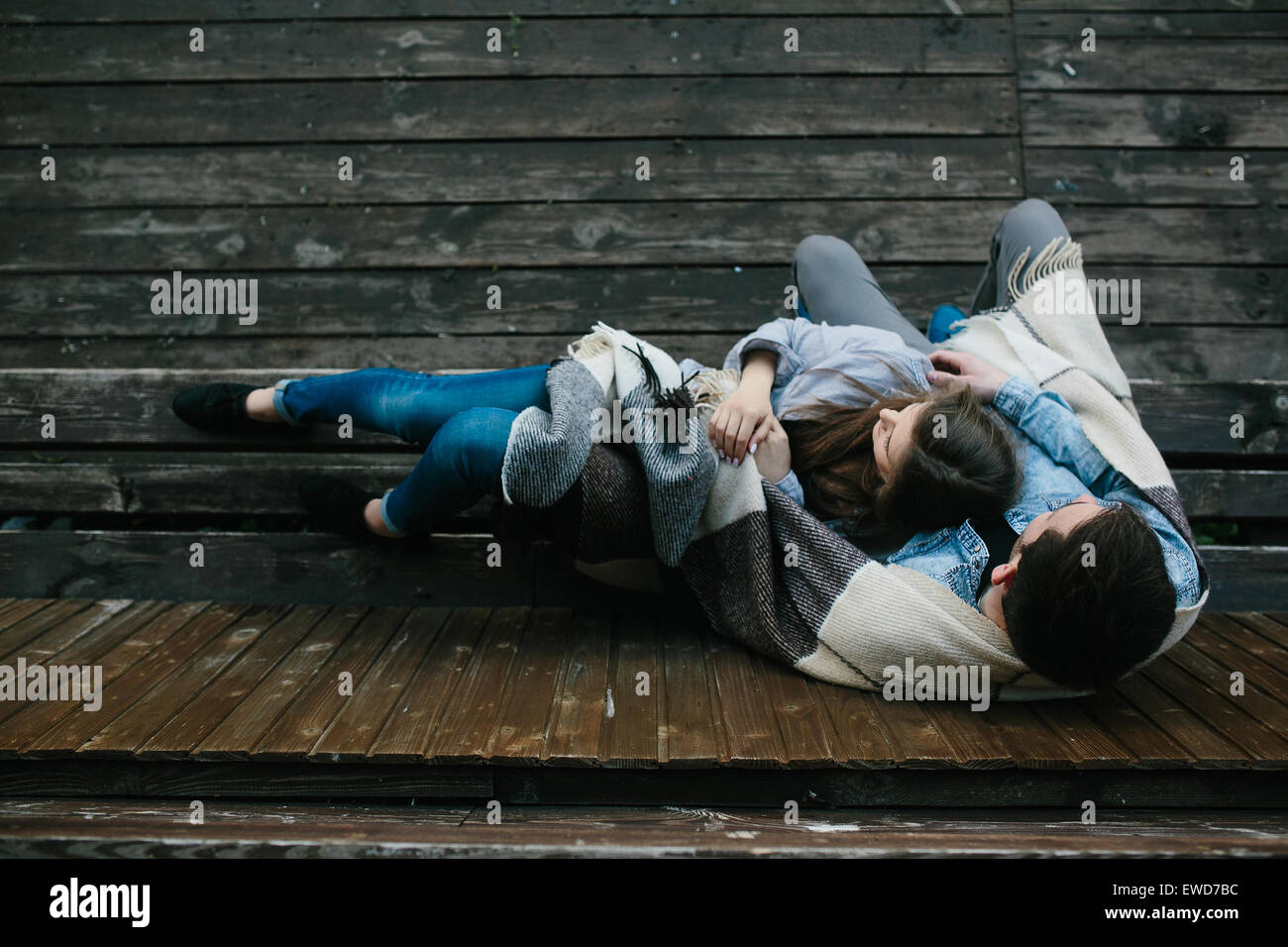 Junges Paar in Plaid gewickelt Stockfoto