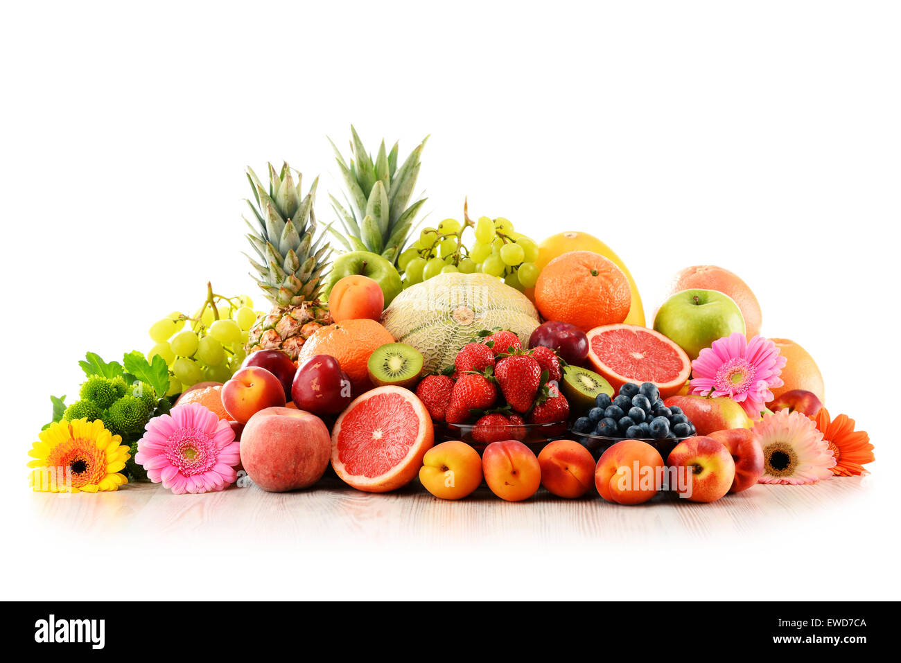 Komposition mit verschiedenen Früchten isoliert auf weißem Hintergrund Stockfoto