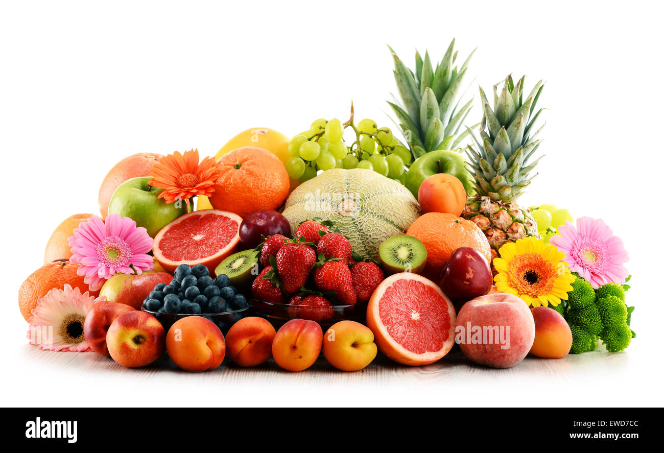 Komposition mit verschiedenen Früchten isoliert auf weißem Hintergrund Stockfoto