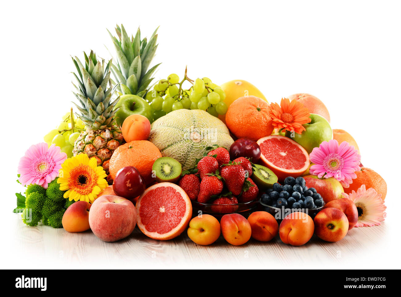 Komposition mit verschiedenen Früchten isoliert auf weißem Hintergrund Stockfoto