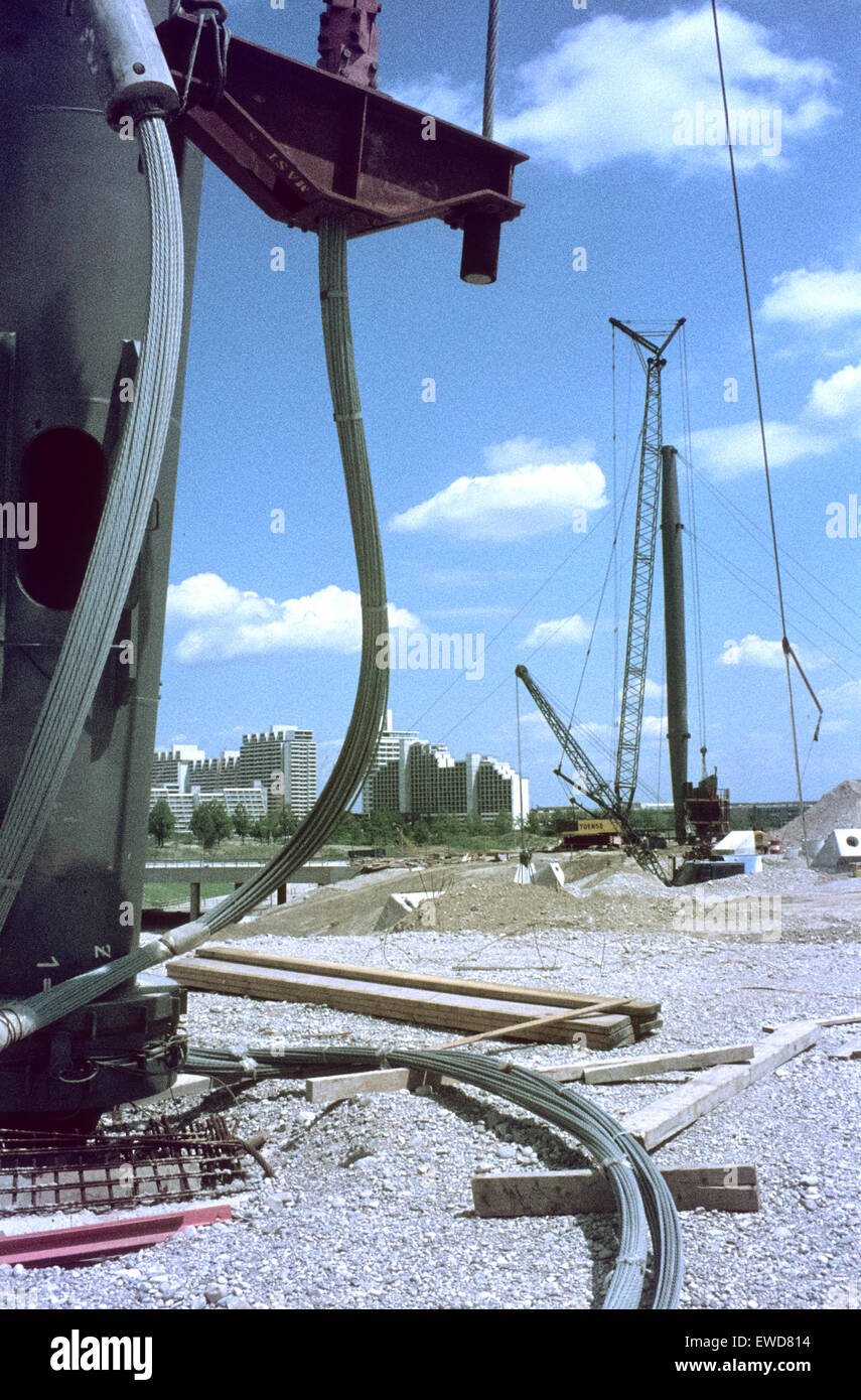 Zelt des Olympiaparks München, der Standort der Olympischen Spiele 1972, im Bau Baubeginn für das Münchner Olympiadach Stockfoto
