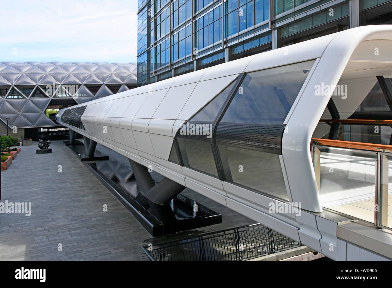 Modernes Gebäude einschließlich beiliegende Fußgängerbrücke Links zu neuen Crossrail Ort & Canary Wharf Crossrail Bahnhof Dach & Garten London Docklands GROSSBRITANNIEN Stockfoto