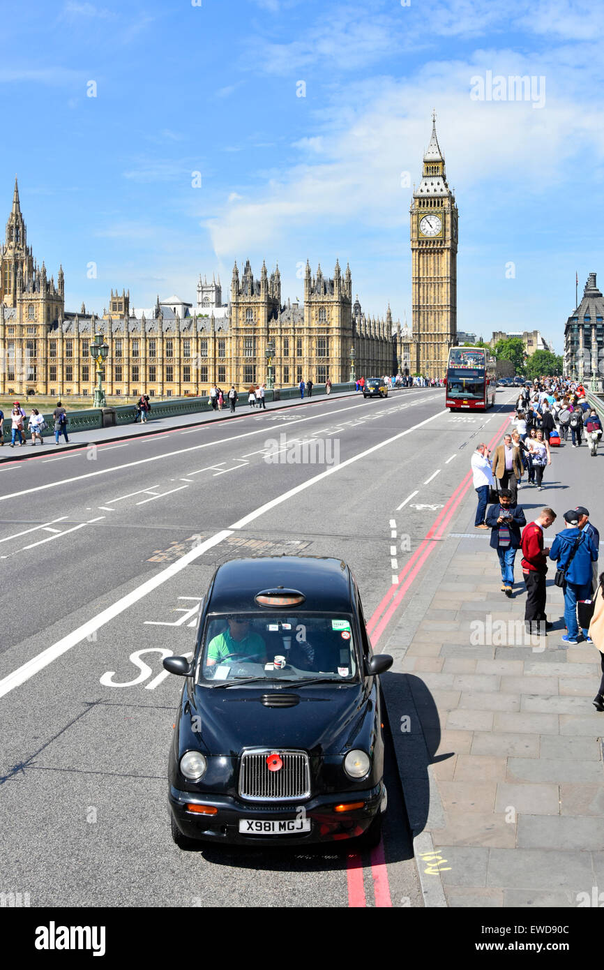 London Taxi black cab auf die Westminster Bridge mit Big Ben Clock Tower und Häuser des Parlaments über Stockfoto