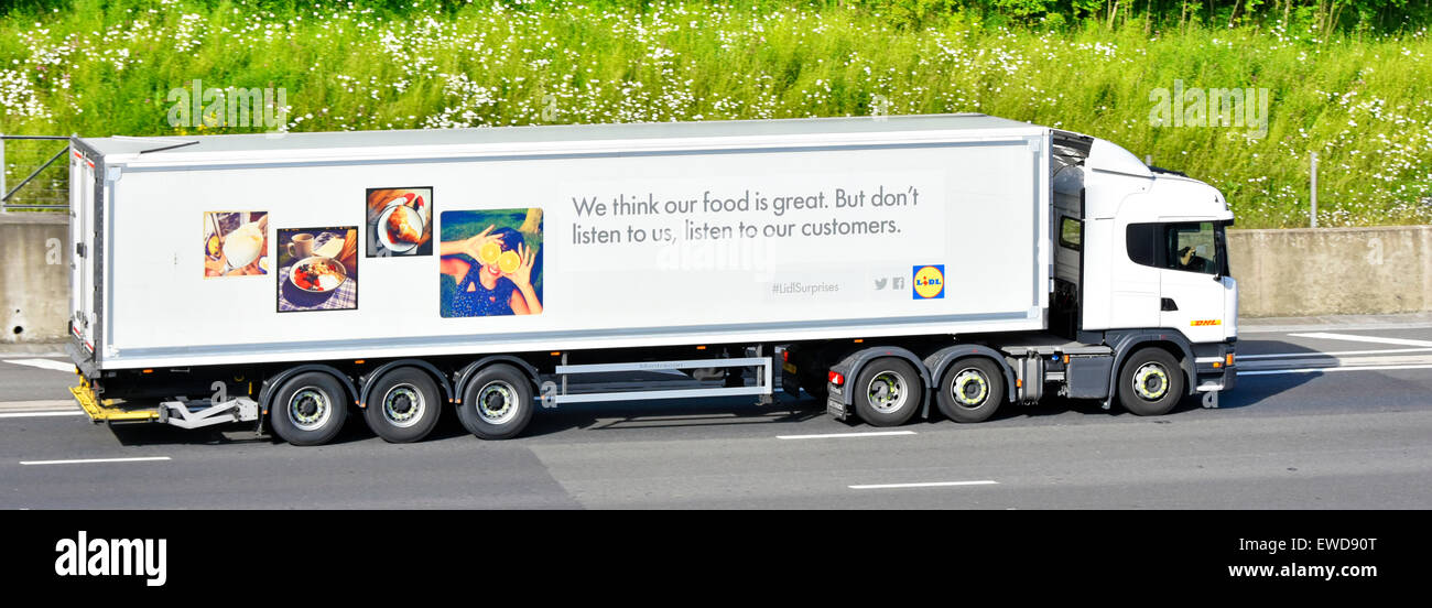 Lidl DHL Logistik Lebensmittelversorgungskette lkw-Lkw mit Gelenkanhänger und Werbung auf der englischen Autobahn M25 Essex England UK Stockfoto