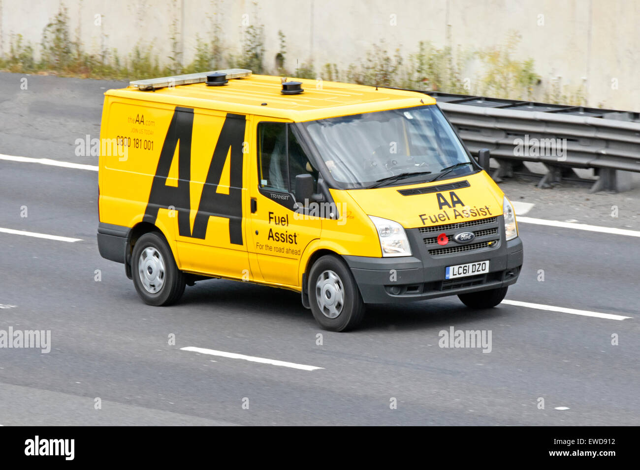 AA van spezialisierte Kraftstoff unterstützen am Straßenrand Reparatur Service entlang der Autobahn Englisch Essex England Großbritannien fahren Stockfoto