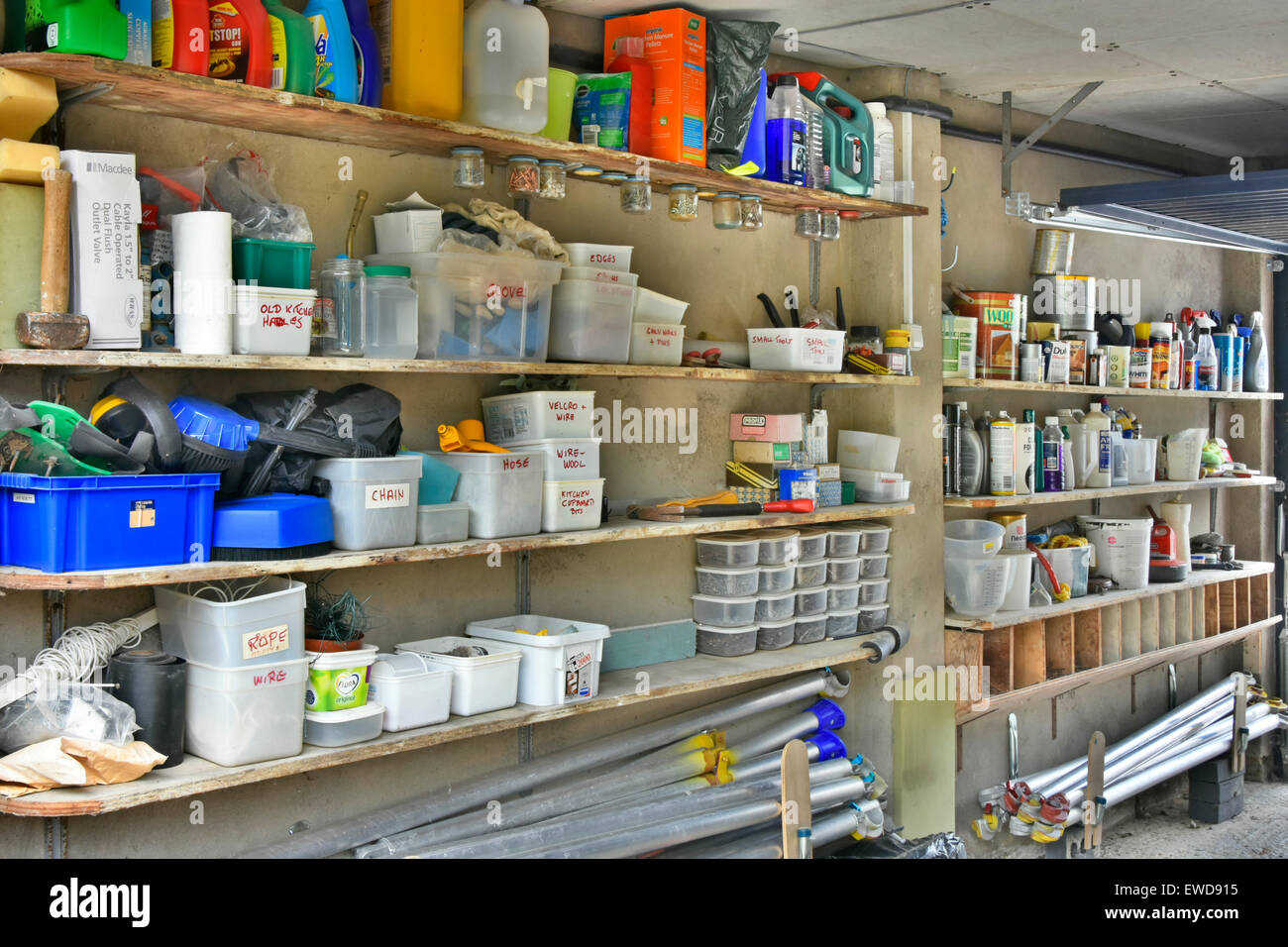 Auto Garage Regale Innenraum der inländischen Haus Garage Parkplatz & Lagerung von Gartenarbeit Verbrauchsmaterialien Wartung Werkzeuge Dosen & Dosen Essex England Großbritannien Stockfoto