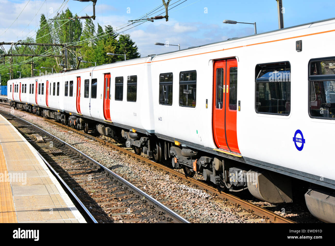 Transport for London neue TFL Rail Logo auf der Liverpool Street U-Bahn am Shenfield Bahnhof Essex England, und mit der MTR Corporation betrieben Stockfoto