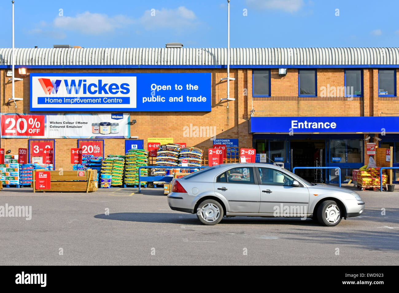 Wickes home improvement Center DIY & Handel Baustoffe store mit kostenlosem Parkplatz Teil von Travis Perkins Gruppe Brentwood, Essex, England, Großbritannien Stockfoto