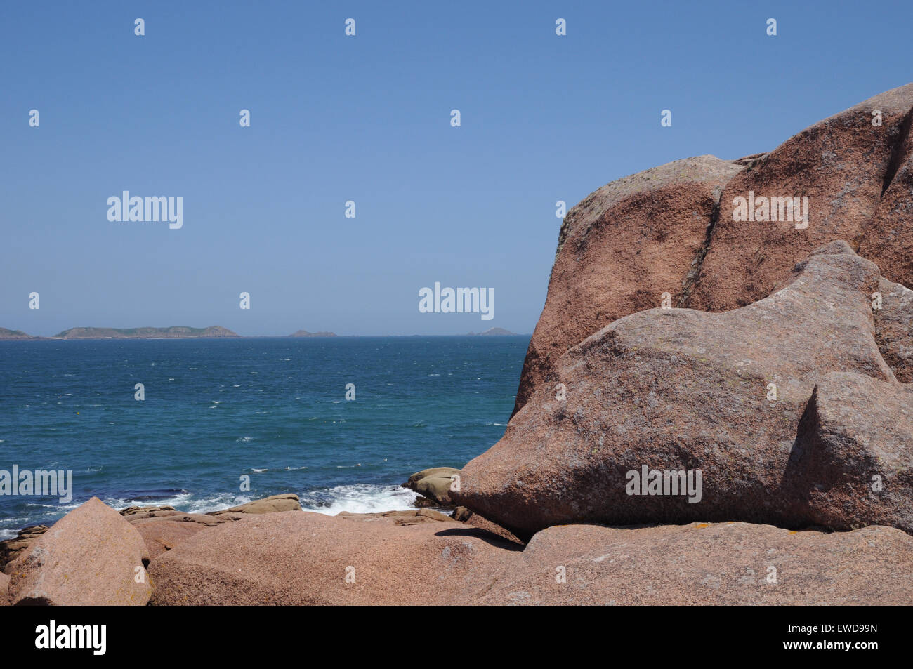 Felsbrocken und Felsformationen auf der Granit Rose (rosa Granit) Küste der Bretagne in der Nähe von Tarbes. Stockfoto