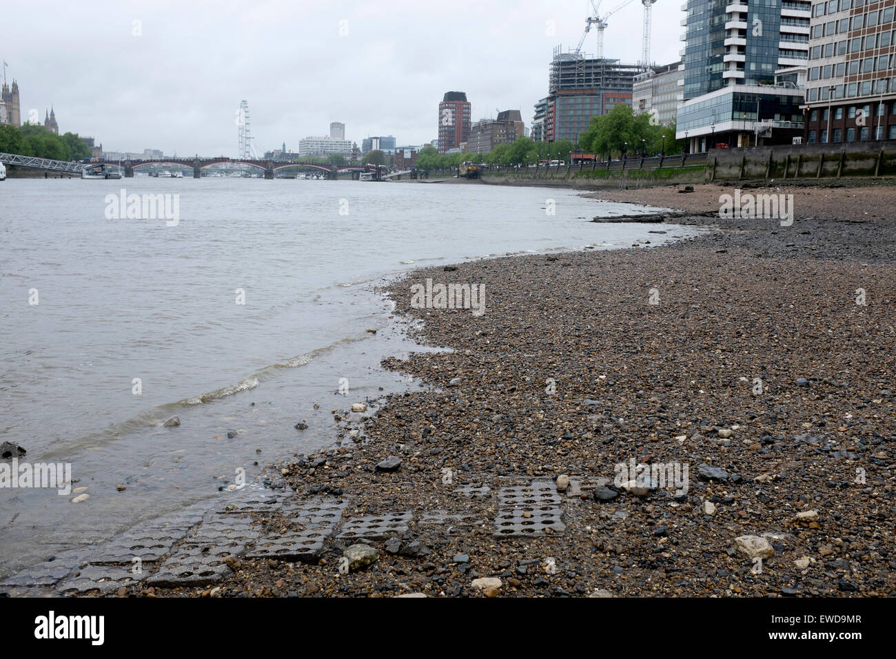 Sehr niedrigen Gezeiten der Themse in Vauxhall London Stockfoto