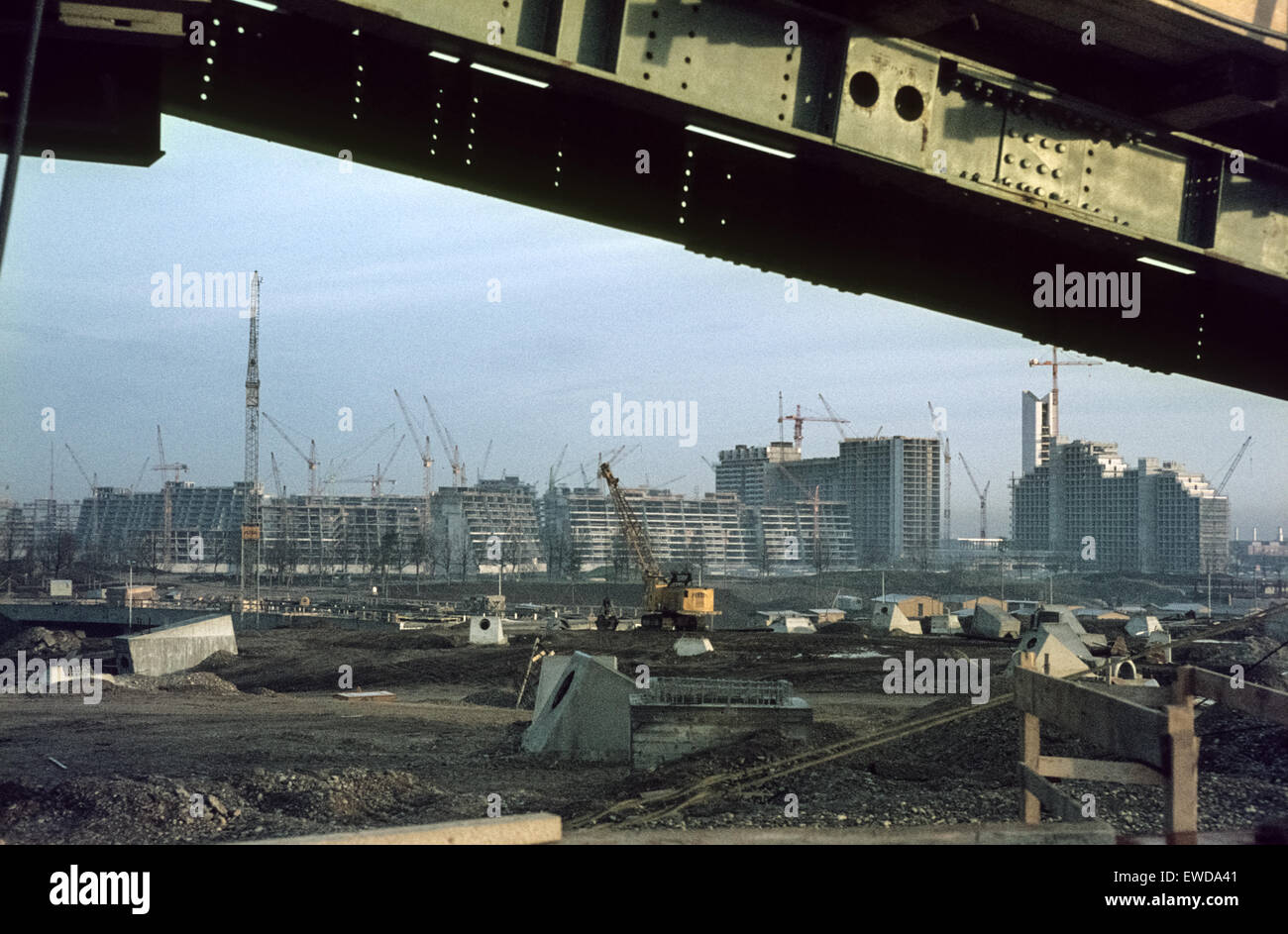 Blick vom Gebäude der Münchner Olympiastadion für den Bau des Olympischen Dorfes in etwa 1971. Münchner Studentenstadt im Bau Sterben Stockfoto