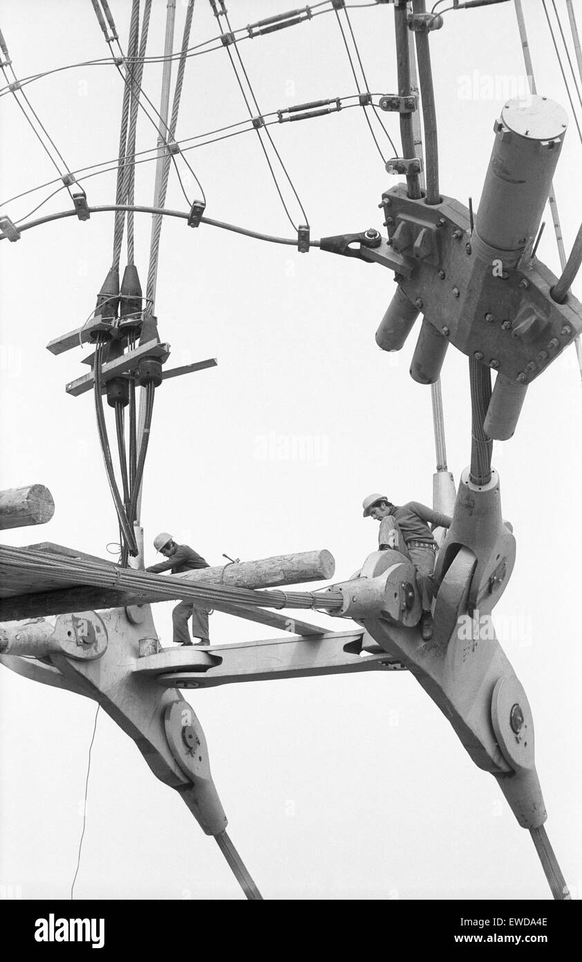 Mechanik in der Konstruktion der Münchner olympischen Dach im Jahr 1971. Arbeiter in der zeltdachkonstruktion des Olympiadaches Stockfoto