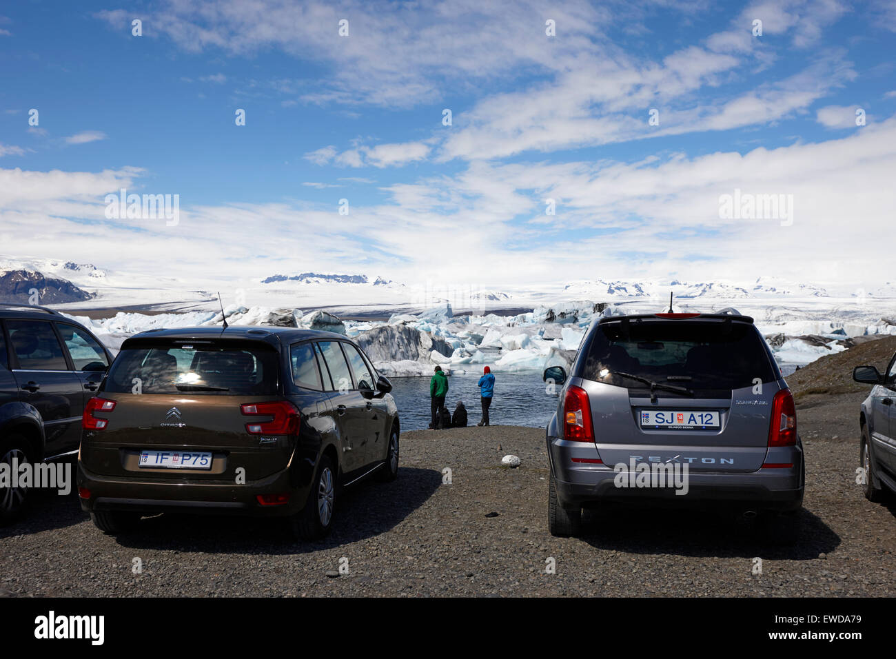 Autos parken in dem belebten Parkplatz am Jökulsárlón Gletscherfluss Lagune Island Stockfoto