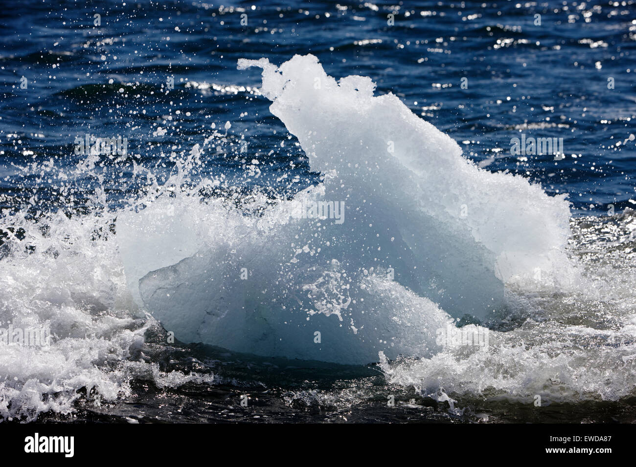 Eisberge am schwarzen Sandstrand am Jökulsárlón Island Abwasch Stockfoto