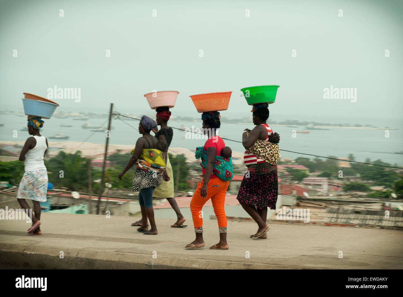 Angolanische Frauen während ihres täglichen Lebens Stockfoto