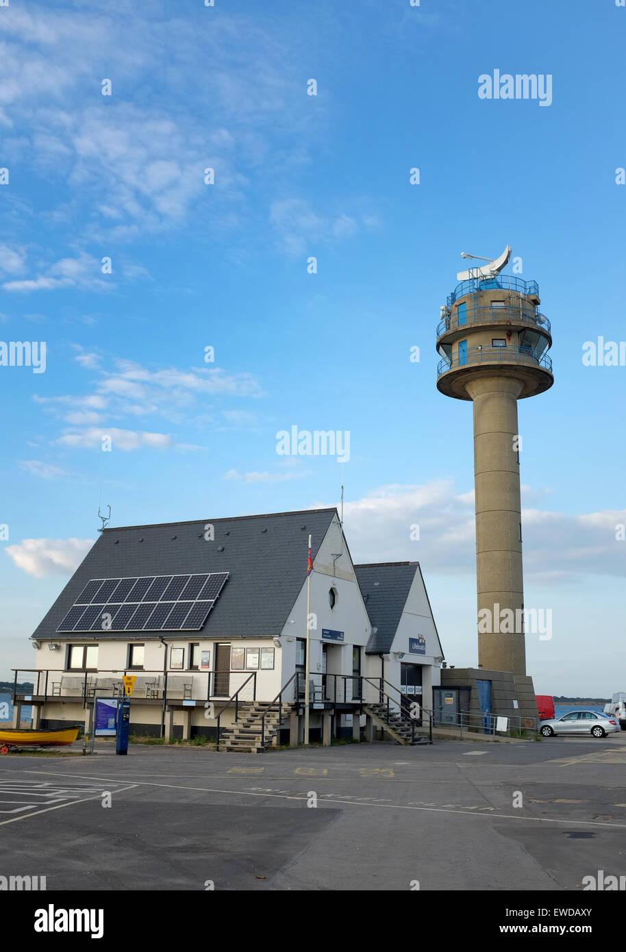 Calshot RNLI-Rettungsstation und Turm der Küstenwache an Calshot in der Nähe von Southampton Stockfoto