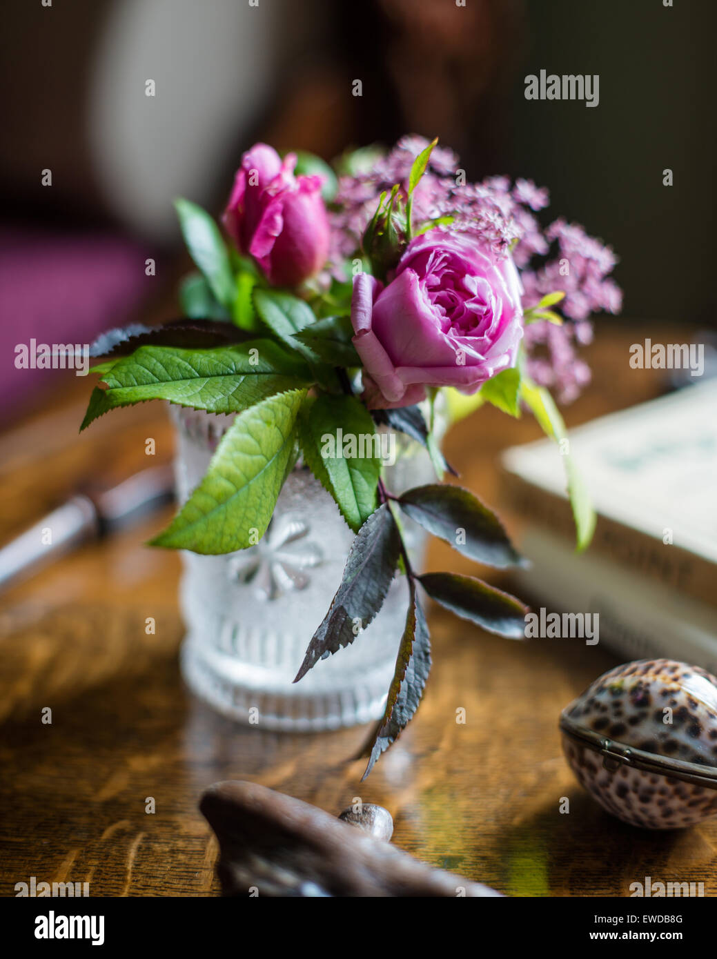 Blumenstrauß Rosen im Glas Becher Stockfoto