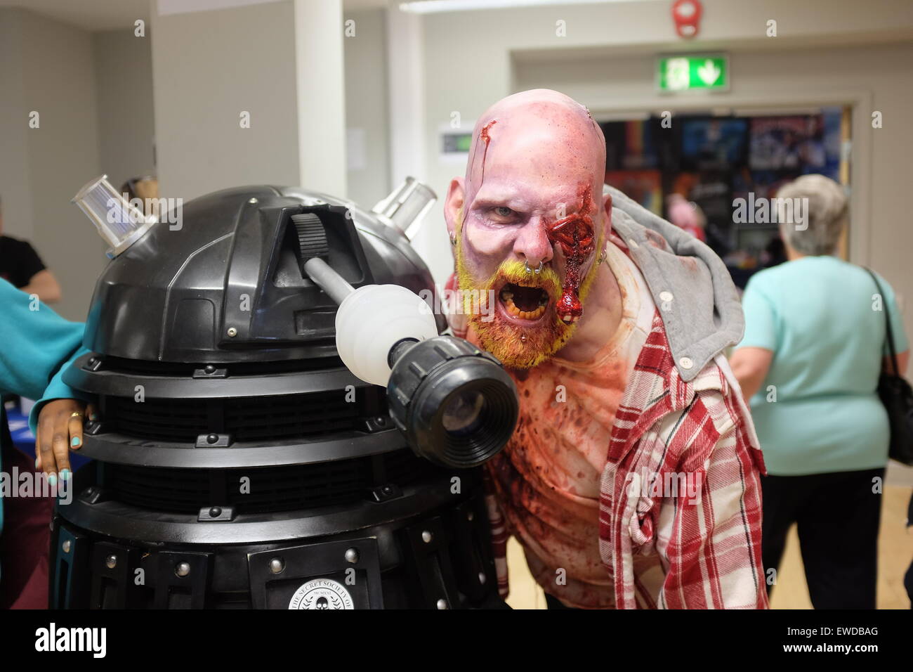 Dalek und Cosplayer Zombie am Mersey Comicon, Liverpool 2015. Stockfoto