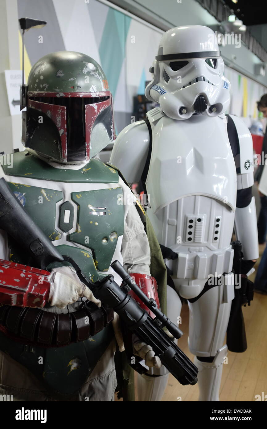 Zwei Cosplayer, Boba Fett & Stormtrooper an der Mersey Comicon Liverpool Mai 2015. Stockfoto