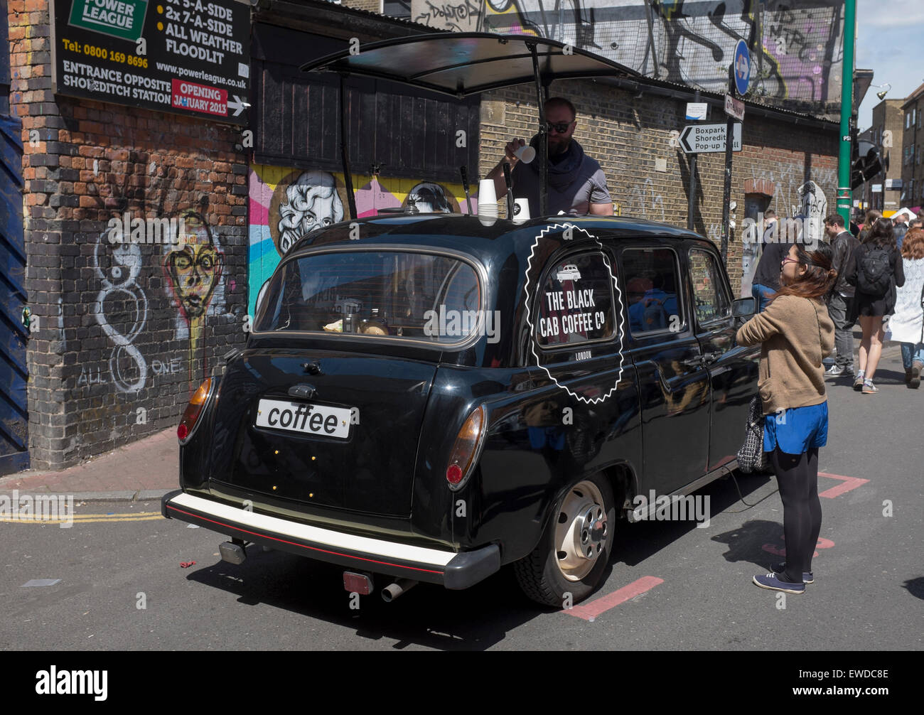 Black Coffee Cafe Taxiunternehmen Verkauf von Getränken bei Brick Lane Market London Stockfoto