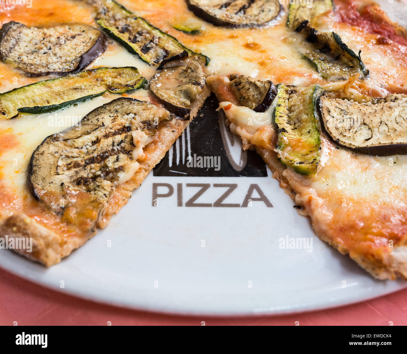 Im Bild eine Vollkorn-Pizza mit Auberginen Zucchini, Tomaten und ...