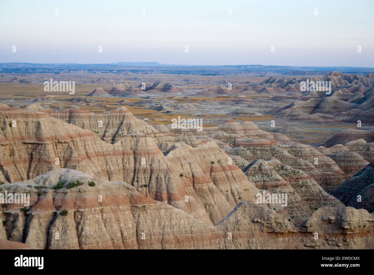 Badlands Nationalpark erodiert Landschaft mit ungestörten gemischte Rasen prairie Stockfoto