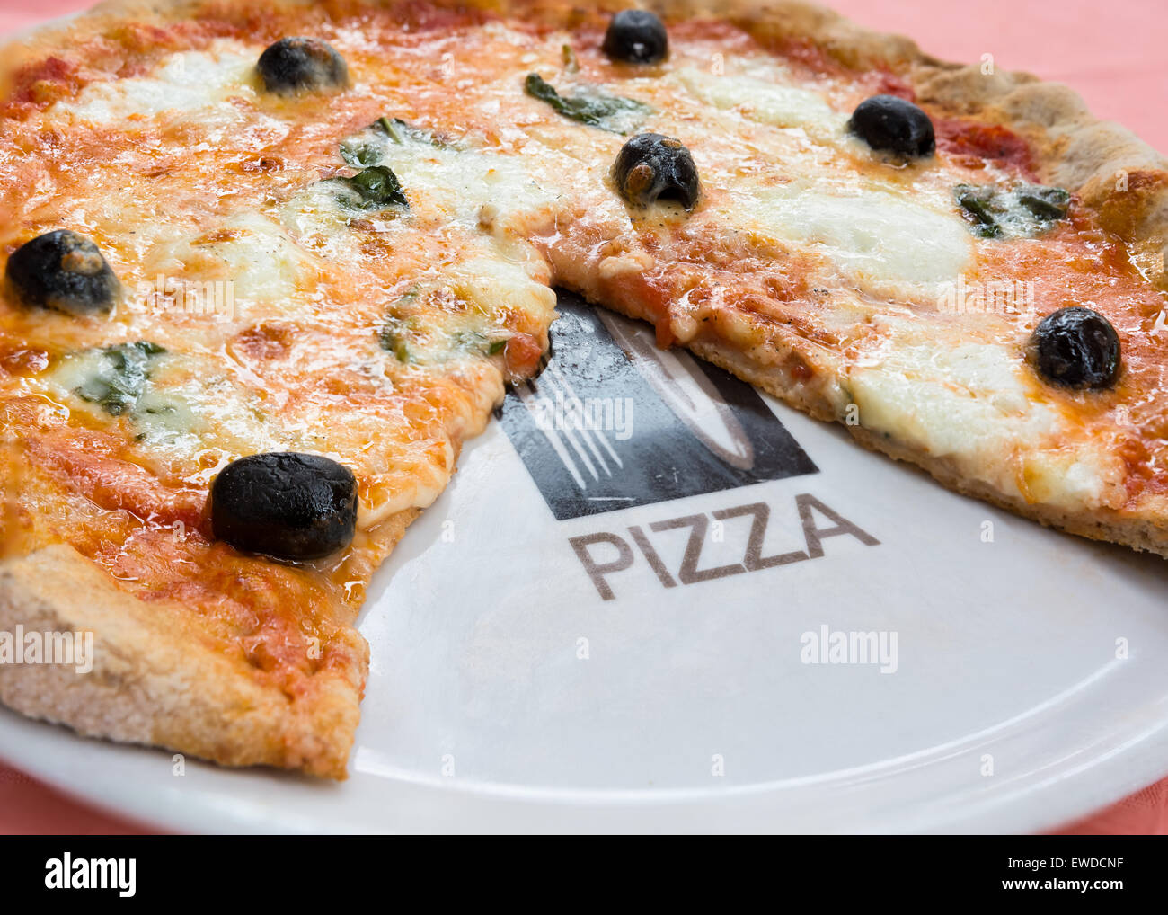 Abgebildete Weizen Pizza mit Oliven-Tomaten-Basilikum und Mozzarella neapolitanischen (Bufala) Stockfoto