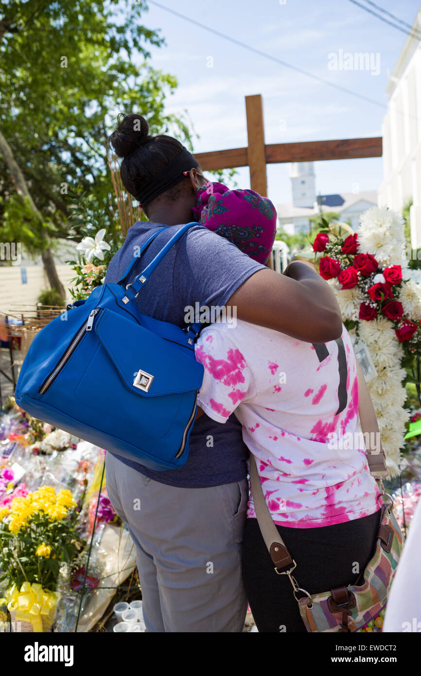 Charleston, South Carolina, USA. 23. Juni 2015. Trauernde weiterhin an einem improvisierten Denkmal außerhalb der historischen Mutter Emanuel African Methodist Episcopal Church 23. Juni 2015 in Charleston, South Carolina stoppen. Die Kirche ist der Ort, wo weißes Supremacist Dylann Dach 9 Mitglieder in der historisch schwarze Kirche getötet. Stockfoto