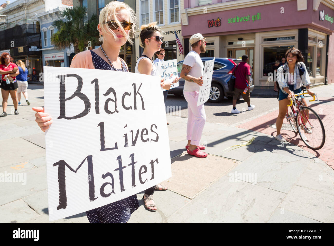 Charleston, South Carolina, USA. 23. Juni 2015. Charleston resident stehen auf einer belebten Straße mit Zeichen gegen Rassismus in der Nähe der Stelle wo ein weißes Supremacist neun Mitglieder der historischen Mutter Emanuel African Methodist Episcopal Church 23. Juni 2015 in Charleston, South Carolina erschossen. Stockfoto