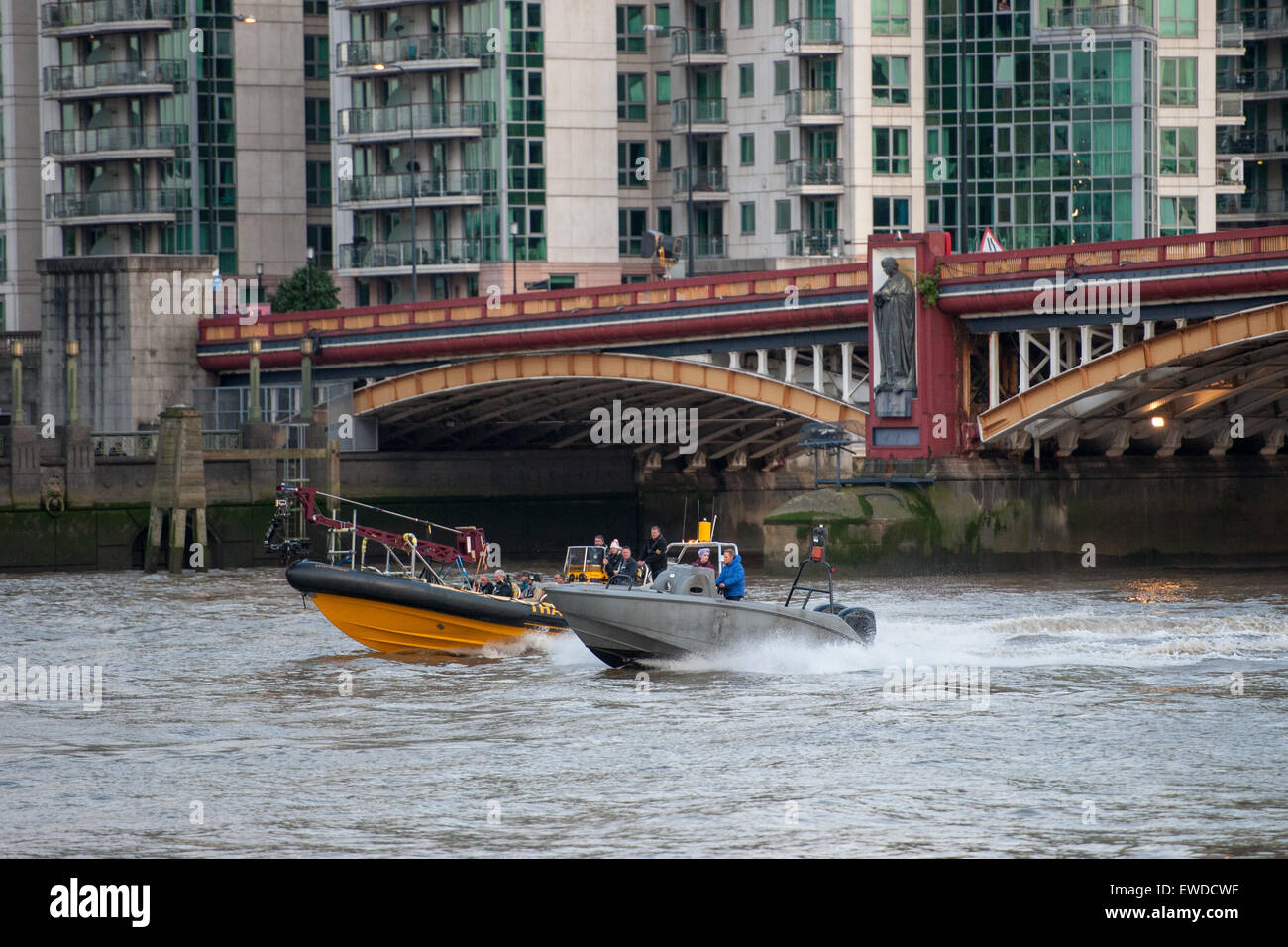 London, UK. 22. Juni 2015. Einen militärischen Stil Bootsbau vor der MI6 während der Dreharbeiten des neuen James Bond Films Gespenst über die Themse in der Nähe von Londons MI6 Gebäude in Vauxhall. Bildnachweis: Pete Maclaine/Alamy Live-Nachrichten Stockfoto