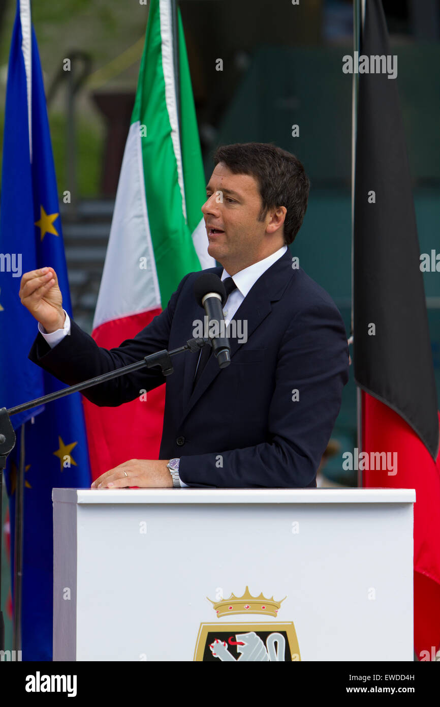 Courmayeur, Italien, 23. Juni 2015. Italiens Premier Matteo Renzi Gesten während des Sprechens bei der neuen Montblanc Seilbahn Einweihung. Stockfoto