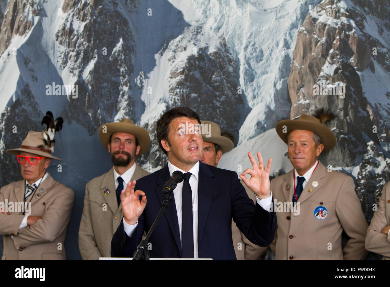 Courmayeur, Italien, 23. Juni 2015. Italiens Premier Matteo Renzi Gesten während des Sprechens bei der neuen Montblanc Seilbahn Einweihung. Einige Bergführer Courmayeur besuchen im Hintergrund. Stockfoto
