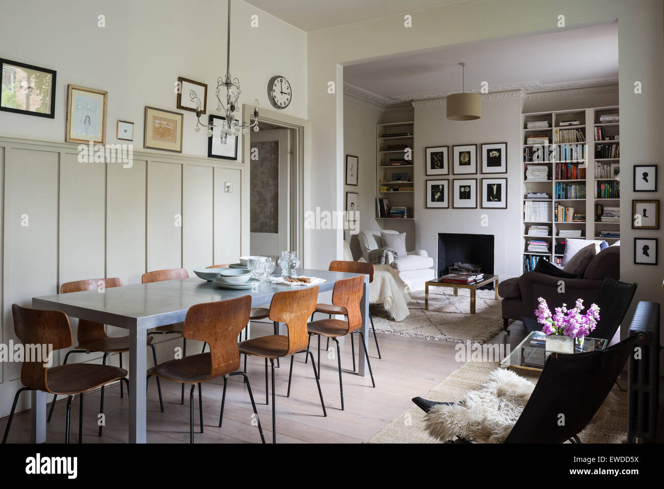 PK Esszimmerstühle und George Smith Sofa im Freien planen kulinarisches Wohnraum mit Alkoven-Regale Stockfoto
