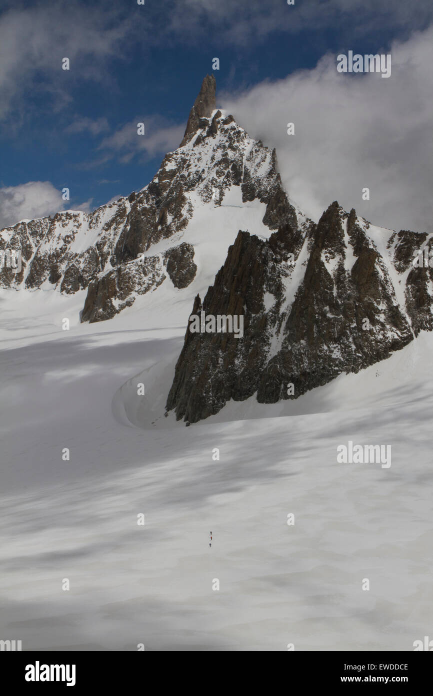 Courmayeur, Italien, 23. Juni 2015. Eine Seilschaft (niedrig) geht auf Dent du Geant, wie gesehen von der Pointe Helbronner Seilbahn Station (3.466 m) im Mont-Blanc-Massiv. Stockfoto