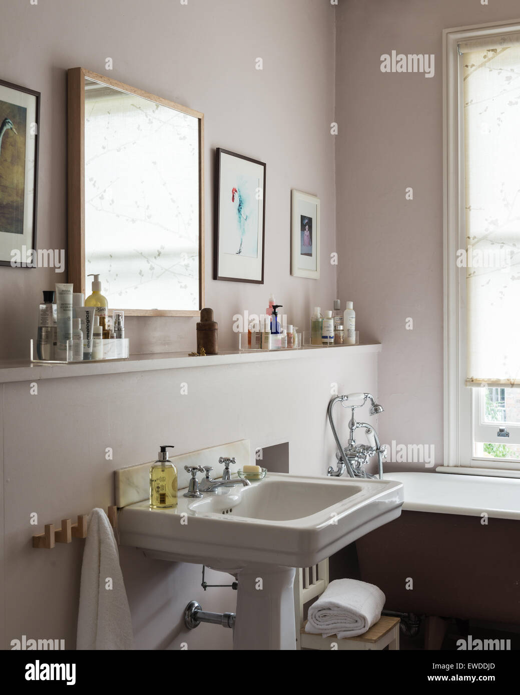 Freistehende Roll Top Badewanne im Badezimmer und viktorianischen Stil Becken Stockfoto