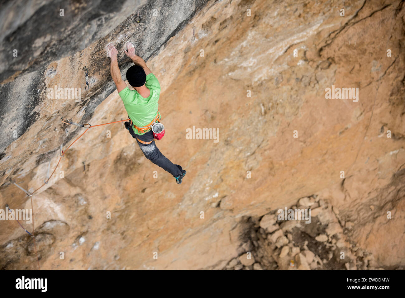 Sintflutartigem Kletterer Magnus Midtbø Klettern Papichulo 9a + in Oliana, Spanien. Stockfoto