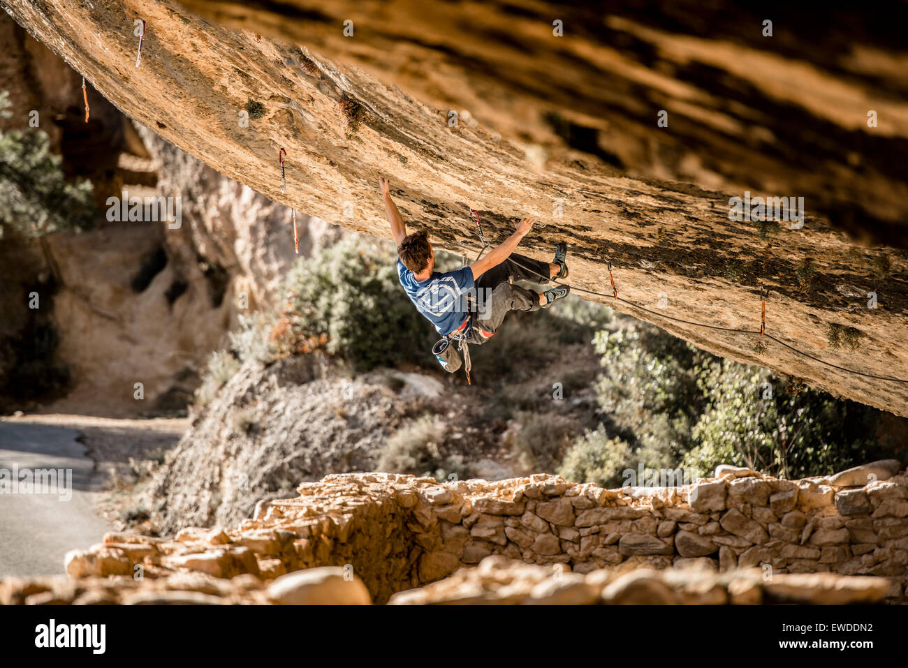 Italienischer Profi-Bergsteiger Stefano Ghisolfi Klettern Demencia Senil, 9a + in Margalef, Spanien. Stockfoto