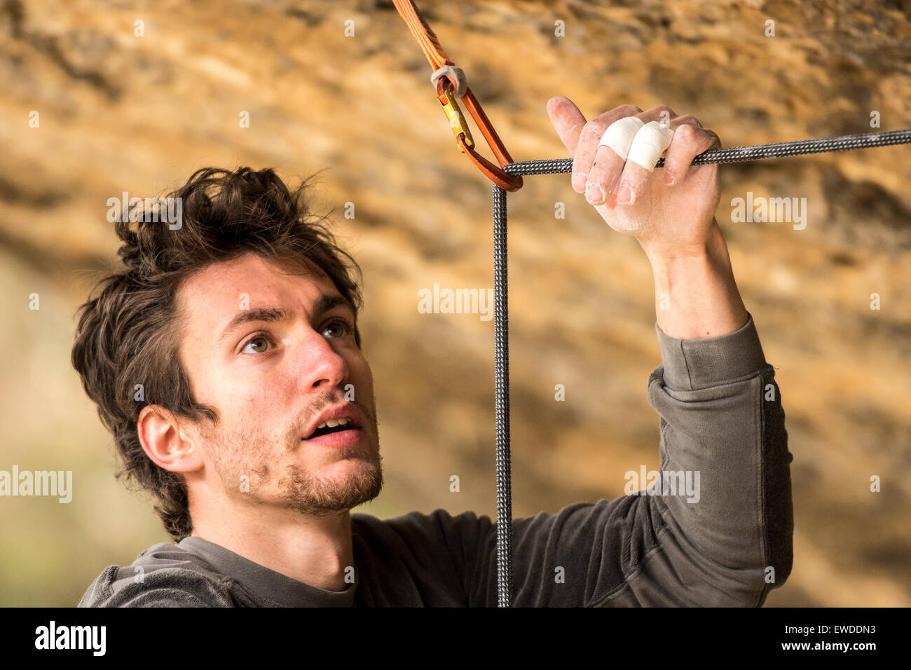 Italienischer Profi-Bergsteiger Stefano Ghisolfi arbeiten an Demencia Senil, 9a + in Margalef, Spanien. Stockfoto