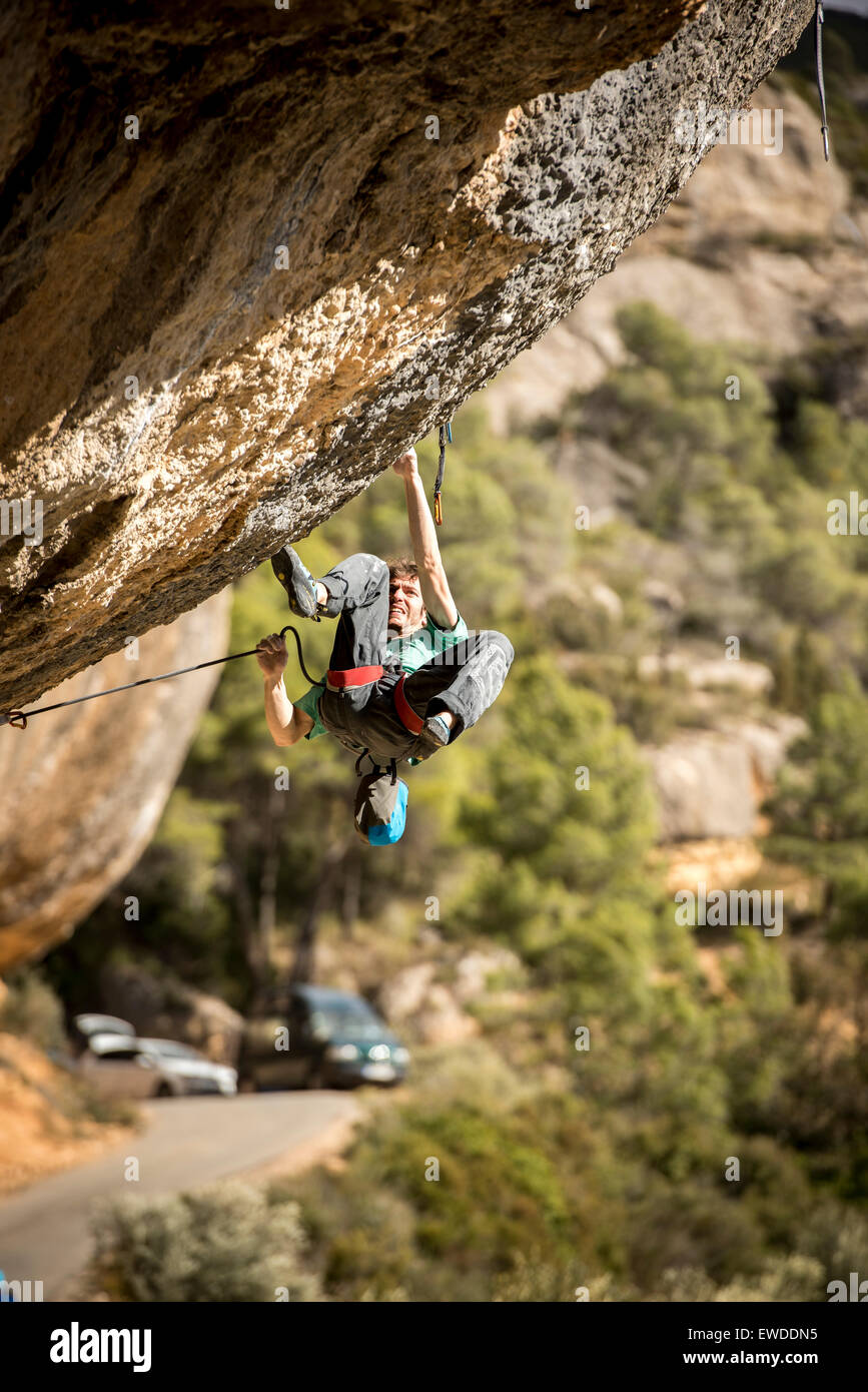 Italienischer Profi-Bergsteiger Stefano Ghisolfi Klettern Demencia Senil, 9a + in Margalef, Spanien. Stockfoto