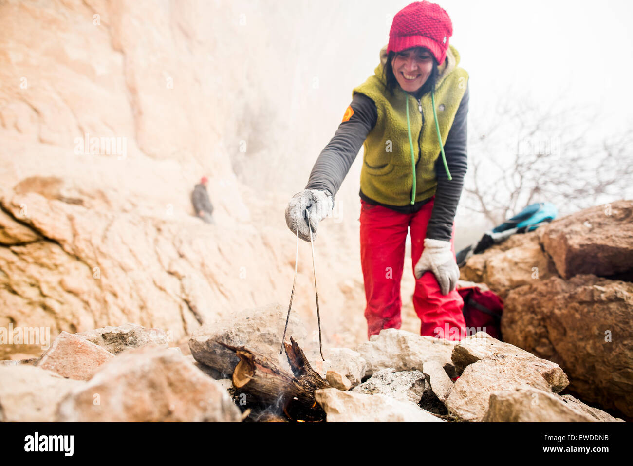 Profi-Bergsteiger Barbara Raudner aufstellen ein Feuer an Felsen Oliana, Spanien. Stockfoto