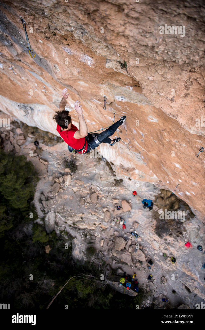 Profi-Bergsteiger Ethan Pringle nimmt einen großen Sturz beim Klettern La Reina Mora, 9a. Siurana, Spanien. Stockfoto