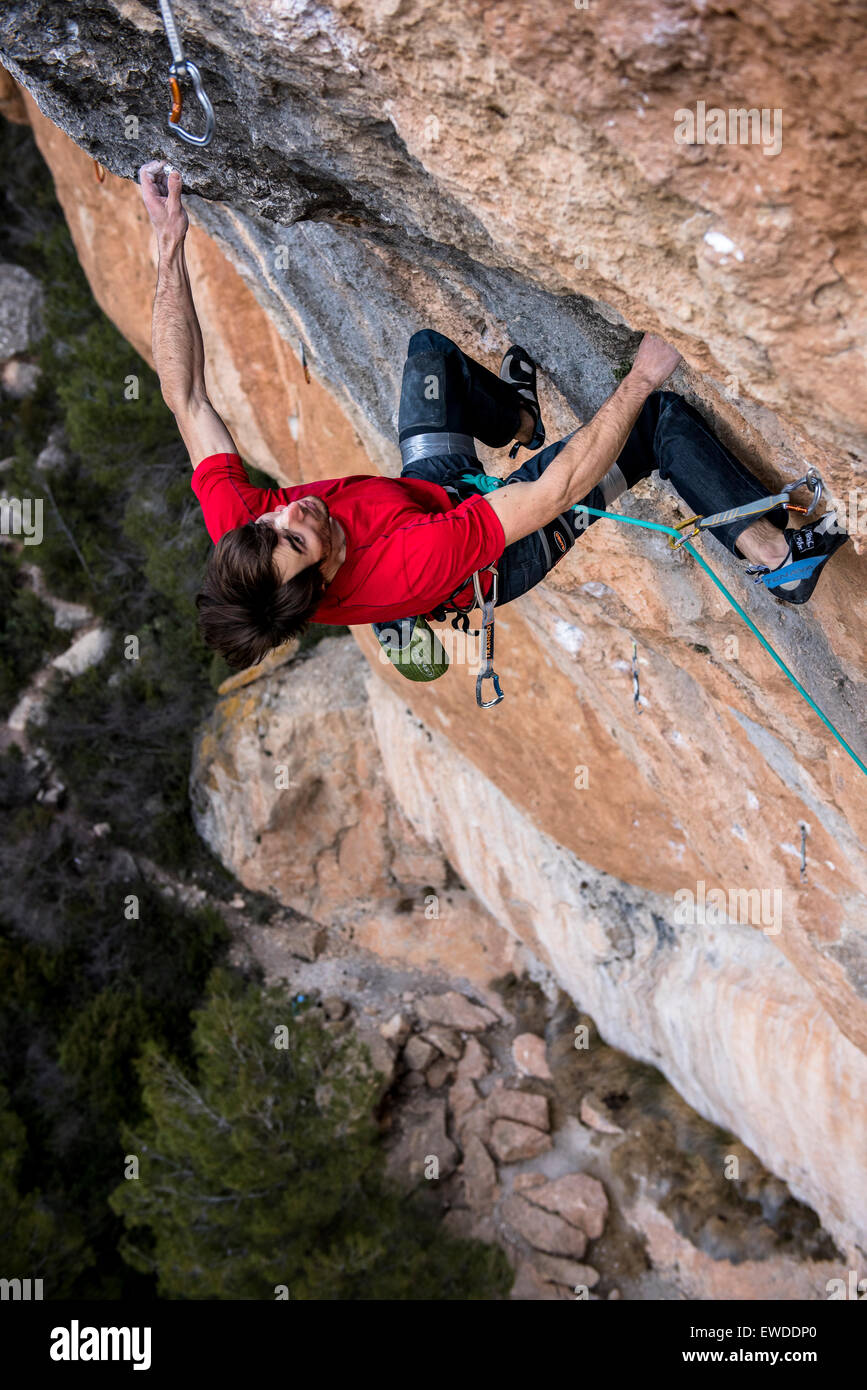 Profi-Bergsteiger Ethan Pringle La Reina Mora, 9a klettern. Siurana, Spanien. Stockfoto