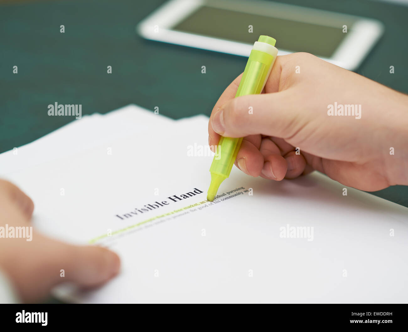 Markieren von Wörtern in eine unsichtbare Hand-definition Stockfoto