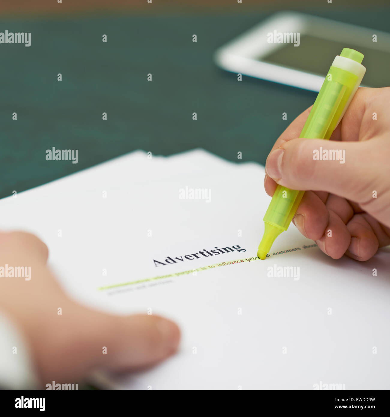 Markieren von Wörtern in einer Werbung definition Stockfoto